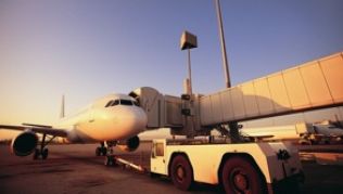 Wer seinen Urlaub noch nicht gebucht hat, der muss wegen der Kerosinzuschläge deutlich mehr zahlen als im Katalog ausgewiesen.##Foto: R&P Wer seinen Urlaub noch nicht gebucht hat, der muss wegen der Kerosinzuschläge deutlich mehr zahlen als im Katalog ausgewiesen.