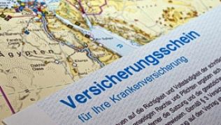 Die Versicherungsbedingungen lesen: Ist darin festgelegt, dass der Reisende im Krankheitsfall die Notrufzentrale verständigen muss, dann sollte dies auch erfolgen##Foto: Andrea Warnecke Die Versicherungsbedingungen lesen: Ist darin festgelegt, dass der Reisende im Krankheitsfall die Notrufzentrale verständigen muss, dann sollte dies auch erfolgen