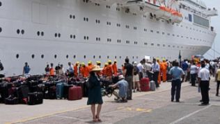 Die »Costa Allegra« ist nach dem Brand an Bord auf den Seychellen angekommen. Doch der Urlaub ist für die meisten Passagiere gelaufen. Ein Trost: Ihnen steht jetzt eine Entschädigung zu..##Foto: Carola Frentzen Die »Costa Allegra« ist nach dem Brand an Bord auf den Seychellen angekommen. Doch der Urlaub ist für die meisten Passagiere gelaufen. Ein Trost: Ihnen steht jetzt eine Entschädigung zu.