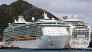 Umweltschützer sehen in Kreuzfahrtschiffen »dreckige Rußschleudern«. Die Reedereien wollen gegensteuern und grüner werden.##Foto: Hilke Segbers Umweltschützer sehen in Kreuzfahrtschiffen »dreckige Rußschleudern«. Die Reedereien wollen gegensteuern und grüner werden.