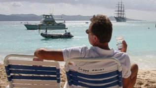 Sonne tanken ohne Versicherungssorgen: Wer länger ins Ausland geht, sollte das vorab mit der Krankenkasse abklären.##Foto: Hilke Segbers/dpa/tmn Sonne tanken ohne Versicherungssorgen: Wer länger ins Ausland geht, sollte das vorab mit der Krankenkasse abklären.