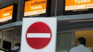 Reisende müssen sich am Dienstag auf einen erneuten Streik der Lufthansa-Piloten einstellen##Foto: Peter Kneffel Reisende müssen sich am Dienstag auf einen erneuten Streik der Lufthansa-Piloten einstellen