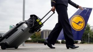 Wenn die Flugbegleiter streiken, bleibt der Kranich am Boden - und die Passagiere auch.##Foto: Frank Rumpenhorst Potsdam (dpa/tmn) Wenn die Flugbegleiter streiken, bleibt der Kranich am Boden - und die Passagiere auch.