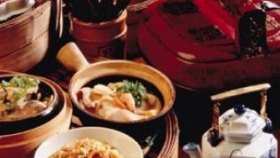 In Macao kann man sich kulinarisch durch sämtliche Kontinente schlemmen.##Foto: Fremdenverkehrsbüro Macao/dpa In Macao kann man sich kulinarisch durch sämtliche Kontinente schlemmen.