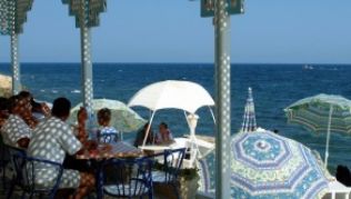 In den Caféhäusern an der Küste von Mahdia schweift der Blick über das dunkelblaue Meer. ##Foto: FVA Tunesien/dpa/tmn In den Caféhäusern an der Küste von Mahdia schweift der Blick über das dunkelblaue Meer.
