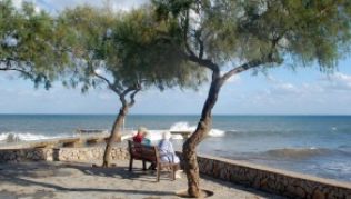 Bank mit Meerblick in Cala Millor: Mallorquinerinnen treffen sich zum Plaudern in der Sonne.##Foto: Heimann/dpa/tmn Bank mit Meerblick in Cala Millor: Mallorquinerinnen treffen sich zum Plaudern in der Sonne.