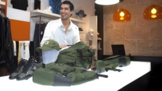 Bei der trendigen Mode in Palma, shoppen selbst Männer gerne.##Foto: srt Bei der trendigen Mode in Palma, shoppen selbst Männer gerne.