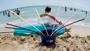 Eimersaufen auf »Malle«: Für Palma gilt seit Mai die »Verordnung für ein zivilisiertes Zusammenleben«##Foto: Julian Stratenschulte Eimersaufen auf »Malle«: Für Palma gilt seit Mai die »Verordnung für ein zivilisiertes Zusammenleben«