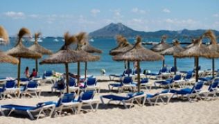 Trotz Touristenabgabe werden die Strände an der Mittelmeerinsel Mallorca nicht gleich leer bleiben##Foto: Julian Stratenschulte Trotz Touristenabgabe werden die Strände an der Mittelmeerinsel Mallorca nicht gleich leer bleiben