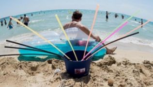 Trinken ohne Pause: Ein Eimer mit Strohhalmen steht am Strand von Arenal auf Mallorca ##Foto: Julian Stratenschulte Trinken ohne Pause: Ein Eimer mit Strohhalmen steht am Strand von Arenal auf Mallorca