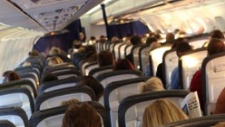 Wird im Flugzeug das Mindestmaß an Bewegungsfreiheit nicht gewährleistet, dann liegt ein Mangel vor##Foto: Christian Charisius Wird im Flugzeug das Mindestmaß an Bewegungsfreiheit nicht gewährleistet, dann liegt ein Mangel vor
