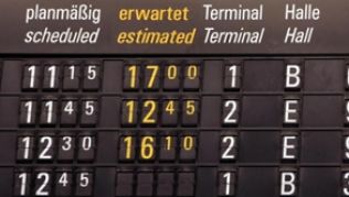 Schlechter Start in den Urlaub: Verspätet sich der Flug zum Ferienort, können Betroffene keinen doppelten Ausgleich fordern##Foto: Frank May Schlechter Start in den Urlaub: Verspätet sich der Flug zum Ferienort, können Betroffene keinen doppelten Ausgleich fordern