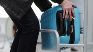 Der Koffer fürs Handgepäck darf nicht zu groß sein - doch für wichtige Dinge muss genug Platz sein: Geld, Medikamente, Elektronik und Kabel sowie Wäsche zum Wechseln gehören hinein##Foto: Tobias Hase Der Koffer fürs Handgepäck darf nicht zu groß sein - doch für wichtige Dinge muss genug Platz sein: Geld, Medikamente, Elektronik und Kabel sowie Wäsche zum Wechseln gehören hinein