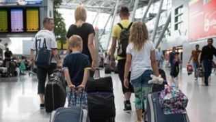 Nimmt eine Fluggesellschaft ein minderjähriges Kind nicht mit, kann der gesamten Familie eine Entschädigung zustehen - sofern die Entscheidung der Airline nicht gerechtfertigt ist##Foto: Matthias Balk Nimmt eine Fluggesellschaft ein minderjähriges Kind nicht mit, kann der gesamten Familie eine Entschädigung zustehen - sofern die Entscheidung der Airline nicht gerechtfertigt ist