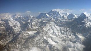 Solo-Bergsteiger und Kleingruppen müssen für Gipfeltouren im Himalaya ab Januar 2015 deutlich weniger bezahlen##Foto: epa/Sabina Bhattrai Solo-Bergsteiger und Kleingruppen müssen für Gipfeltouren im Himalaya ab Januar 2015 deutlich weniger bezahlen