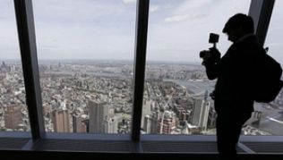 Hoch über den Dächern von New York. Vom Panoramadeck aus haben Besucher einen atemberaubenden Blick über die Stadt##Foto: Jason Szenes Hoch über den Dächern von New York. Vom Panoramadeck aus haben Besucher einen atemberaubenden Blick über die Stadt