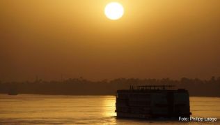 Ein Kreuzfahrtschiff gleitet in der Abendsonne auf den Nil##Foto: Philipp Laage Ein Kreuzfahrtschiff gleitet in der Abendsonne auf den Nil