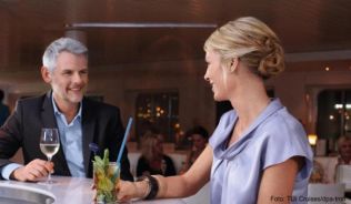 In den Restaurants und Bars wünschen sich viele Reedereien wie auch TUI Cruises eine angemessene Bekleidung von ihren Gästen - also keine Badebekleidung oder kurze Hosen ##Foto: TUI Cruises/dpa-tmn In den Restaurants und Bars wünschen sich viele Reedereien wie auch TUI Cruises eine angemessene Bekleidung von ihren Gästen also keine Badebekleidung oder kurze Hosen