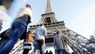Wieder geöffnet: Nach einer mehrtägigen Sperrung können Touristen wieder auf den Eiffelturm