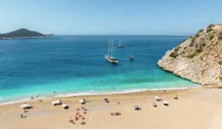 Die vielen Krisen rund ums Mittelmeer sorgen in den betroffenen Ländern für leere Kassen. Ein Badeurlaub (im Bild: Strand an der türkischen Riviera bei Kalkan) wird daher vielerorts zum Schnäppchen##Foto: rp Die vielen Krisen rund ums Mittelmeer sorgen in den betroffenen Ländern für leere Kassen. Ein Badeurlaub (im Bild: Strand an der türkischen Riviera bei Kalkan) wird daher vielerorts zum Schnäppchen