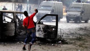 Nahe der US-Botschaft wurden die Proteste gegen ein Video zu gewaltsamen Ausschreitungen - von Ausflugszielen in Kairo sehen die Veranstalter daher erst einmal ab.##Foto: Khaled Elfiqi Nahe der US-Botschaft wurden die Proteste gegen ein Video zu gewaltsamen Ausschreitungen - von Ausflugszielen in Kairo sehen die Veranstalter daher erst einmal ab.