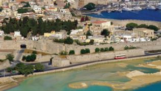 Der Blick fällt über Rhodos: Griechenland steht bei der diesjährigen ITB besonders im Fokus - auch weil dort nun eine neue Regierung an der Macht ist##Foto: GNTO/K. Vergas Der Blick fällt über Rhodos: Griechenland steht bei der diesjährigen ITB besonders im Fokus - auch weil dort nun eine neue Regierung an der Macht ist