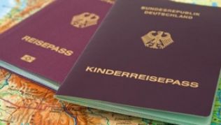 Für jede Person einen Pass: Kinder brauchen künftig eigene Reisedokumente.##Foto: Andrea Warnecke Für jede Person einen Pass: Kinder brauchen künftig eigene Reisedokumente