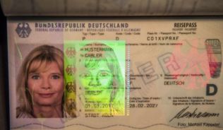 Der neue Reisepass ist mit zahlreichen Sicherheitsmerkmalen ausgerüstet, unter anderem ist ein Hologramm mit dem Passbild und dem Bundesadler zu sehen##Foto: Michael Kappeler Der neue Reisepass ist mit zahlreichen Sicherheitsmerkmalen ausgerüstet, unter anderem ist ein Hologramm mit dem Passbild und dem Bundesadler zu sehen