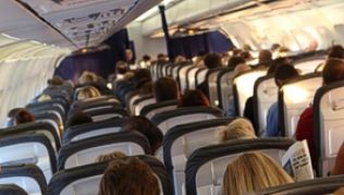 Muss man deutlich früher fliegen als geplant, kommt das einer Annulierung gleich. Dem Passagier steht dann eine Ausgleichzahlung zu##Foto: Christian Charisius Muss man deutlich früher fliegen als geplant, kommt das einer Annulierung gleich. Dem Passagier steht dann eine Ausgleichzahlung zu