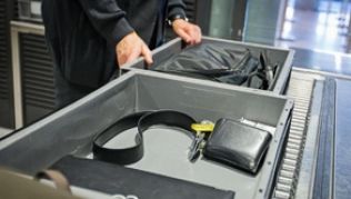 Sicherheit geht vor - deswegen dürfen Fluggäste die Kontrolle mitgeführter Gegenstände nicht ablehnen. Andernfalls können sie abgewiesen werden