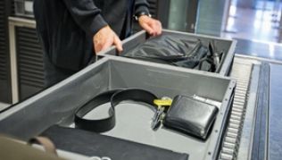 Sicherheit geht vor - deswegen dürfen Fluggäste die Kontrolle mitgeführter Gegenstände nicht ablehnen. Andernfalls können sie abgewiesen werden##Foto: Frank Rumpenhorst Sicherheit geht vor - deswegen dürfen Fluggäste die Kontrolle mitgeführter Gegenstände nicht ablehnen. Andernfalls können sie abgewiesen werden