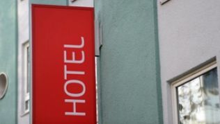Ausgestopfte artgeschützte Teju-Echse: Verstoßen Touristen gegen Zollvorschriften, wird aus der vermeintlich schönen Urlaubserinnerung schnell ein teurer Denkzettel##Foto: Boris Roessler Ausgestopfte artgeschützte Teju-Echse: Verstoßen Touristen gegen Zollvorschriften, wird aus der vermeintlich schönen Urlaubserinnerung schnell ein teurer Denkzettel