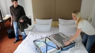Drakonische Geldstrafen bis hin zur Schließung des Hotels drohen in Spanien z. B. Hoteliers, die dem Einzelgast den vollen Preis für ein Doppelzimmer abverlangen oder nach der Hauptsaison die Preise nicht senken.##Foto: Jens Kalaene, dpa Drakonische Geldstrafen bis hin zur Schließung des Hotels drohen in Spanien z. B. Hoteliers, die dem Einzelgast den vollen Preis für ein Doppelzimmer abverlangen oder nach der Hauptsaison die Preise nicht senken