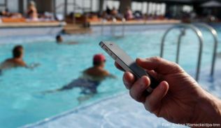 In der EU sind die Roaming-Gebühren weggefallen - das gilt jedoch nicht auf Kreuzfahrtschiffen in EU-Gewässern. Urlauber sollten sich vor horrenden Kosten schützen, zum Beispiel mit Datenpaketen zum Festpreis##Foto: Andrea Warnecke/dpa-tmn In der EU sind die Roaming-Gebühren weggefallen - das gilt jedoch nicht auf Kreuzfahrtschiffen in EU-Gewässern. Urlauber sollten sich vor horrenden Kosten schützen, zum Beispiel mit Datenpaketen zum Festpreis