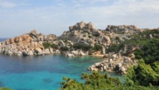 Besonders prächtige Strände finden Urlauber im Norden Sardiniens nahe Santa Teresa di Gallura, wie hier am Capo Testa.