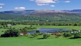 Sattgrüne Täler vor rauem Bergpanorama: Die Cairngorm Mountains sind Großbritanniens größter Nationalpark.##Foto: VisitScotland/ScottishViewpoint/dpa/tmn Sattgrüne Täler vor rauem Bergpanorama: Die Cairngorm Mountains sind Großbritanniens größter Nationalpark.