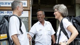 Silberschopf und großer Rucksack: Auch ältere Semester tummeln sich unter den Backpackern. Auch sie genießen die Freiheit einer individuellen Reise und kein ganz so knappes Budget.##Foto: Karin Lübbers Silberschopf und großer Rucksack: Auch ältere Semester tummeln sich unter den Backpackern. Auch sie genießen die Freiheit einer individuellen Reise und kein ganz so knappes Budget.