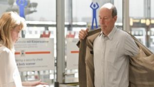 Jacke ablegen: Das gehört an der Sicherheitskontrolle am Flughafen zum Standard. Doch das Personal darf noch weitere Dinge überprüfen##Foto: Markus Scholz Jacke ablegen: Das gehört an der Sicherheitskontrolle am Flughafen zum Standard. Doch das Personal darf noch weitere Dinge überprüfen