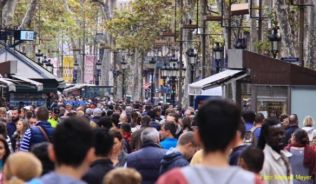 La Rambla ist eine beliebte Flaniermeile bei Touristen. Das wissen auch Diebe.##Foto: Manuel Meyer/dpa-tmn La Rambla ist eine beliebte Flaniermeile bei Touristen. Das wissen auch Diebe
