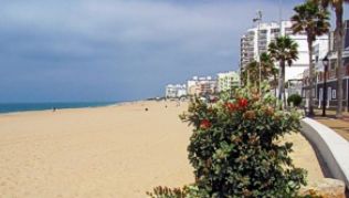 Viel Platz zum Sonnenbaden: In Rota finden Urlauber einen breiten Strand ohne viel Touristentrubel.##Foto:Horst Heinz Grimm/dpa/tmn Viel Platz zum Sonnenbaden: In Rota finden Urlauber einen breiten Strand ohne viel Touristentrubel.