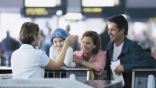Die Reise mit der ganzen Familie muss nicht teuer sein.