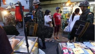 Soldaten patrouillieren in den Straßen von Bangkok: In der thailändischen Hauptstadt gilt die nächtliche Ausgangssperre weiterhin##Foto: Narong Sangnak Soldaten patrouillieren in den Straßen von Bangkok: In der thailändischen Hauptstadt gilt die nächtliche Ausgangssperre weiterhin