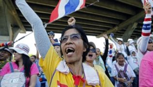 Nach der Absetzung von Regierungschefin Yingluck Shinawatra sind die Proteste in Thailand wieder voll aufgeflammt##Foto: Narong Sangnak Nach der Absetzung von Regierungschefin Yingluck Shinawatra sind die Proteste in Thailand wieder voll aufgeflammt