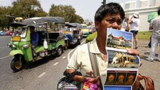 Die Tuk-Tuks fahren wieder, größtenteils ist es friedlich in Bangkok sowie in den meisten Regionen Thailands##Foto: Rungroj Yongrit Die Tuk-Tuks fahren wieder, größtenteils ist es friedlich in Bangkok sowie in den meisten Regionen Thailands