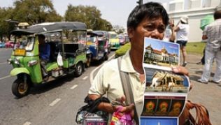 Auf verschiedenen Wegen wird versucht Touristen in Thailand das Geld aus der Tasche zu ziehen##Foto: Rungroj Yongrit Auf verschiedenen Wegen wird versucht Touristen in Thailand das Geld aus der Tasche zu ziehen