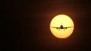 Der Sonne entgegen: Auf langen Strecken kommen Fluggäste oft aus dem Rhythmus - sie leiden manchmal mehrere Tage an Jetlag##Foto: Fredrik von Erichsen Der Sonne entgegen: Auf langen Strecken kommen Fluggäste oft aus dem Rhythmus - sie leiden manchmal mehrere Tage an Jetlag