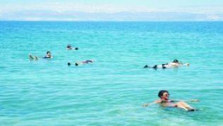 Viele Urlauber kommen zum Toten Meer, um sich im stark salzhaltigen Wasser treiben zu lassen.##Foto: Staatliches Israelisches Verkehrsbüro/dpa/tmn Viele Urlauber kommen zum Toten Meer, um sich im stark salzhaltigen Wasser treiben zu lassen.