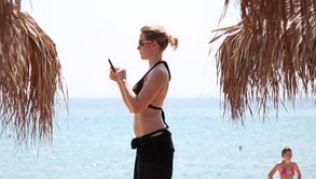 Selbst im Urlaub geht der Blick oft auf das Smartphone. Spezielle Apps können die Reise sogar leichter machen##Foto: Friso Gentsch Selbst im Urlaub geht der Blick oft auf das Smartphone. Spezielle Apps können die Reise sogar leichter machen