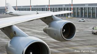 Fallen die Triebwerke eines Flugzeugs während des Fluges aus, erhöht sich mit dem Luftwiderstand auch der Kerosinverbrauch. Der Pilot muss dann einen Ausweichflughafen ansteuern##Foto: Patrick Pleul Fallen die Triebwerke eines Flugzeugs während des Fluges aus, erhöht sich mit dem Luftwiderstand auch der Kerosinverbrauch. Der Pilot muss dann einen Ausweichflughafen ansteuern