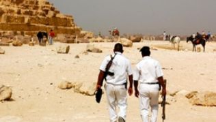 Sicherheitspersonal an den Gizeh-Pyramiden: Der Tourismus in Ägypten hat unter der Revolution und ihren Unruhen stark gelitten##Foto: Andreas Sträter Sicherheitspersonal an den Gizeh-Pyramiden: Der Tourismus in Ägypten hat unter der Revolution und ihren Unruhen stark gelitten